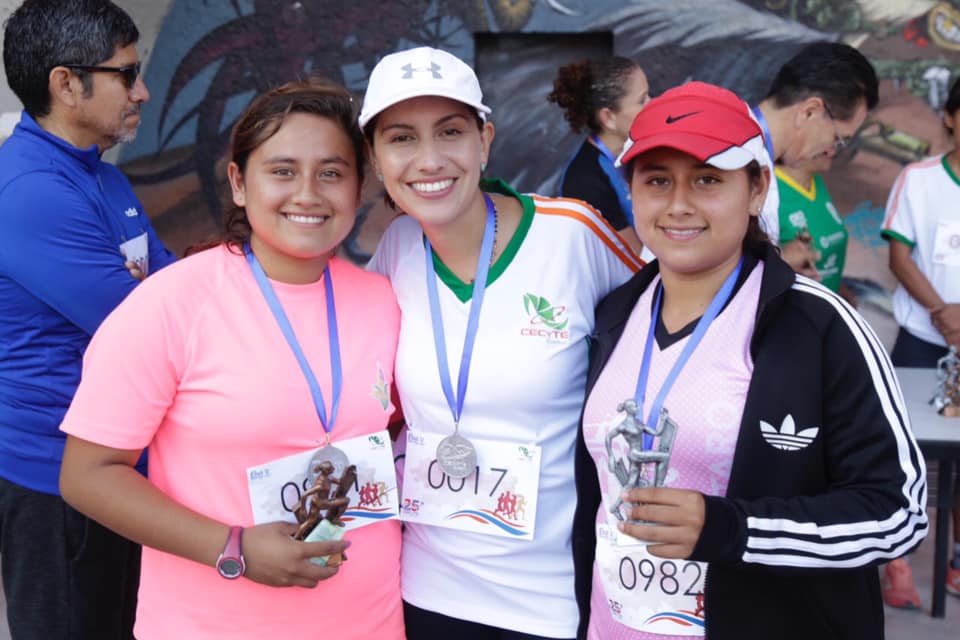 La Diputada Elsa Méndez participa en la primera carrera "25 Aniversario" del CECyTEQ.