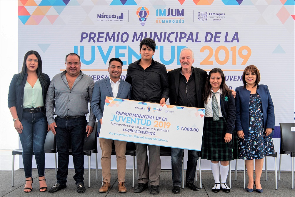 Enrique Vega Carriles entrega el premio municipal de la Juventud 2019.