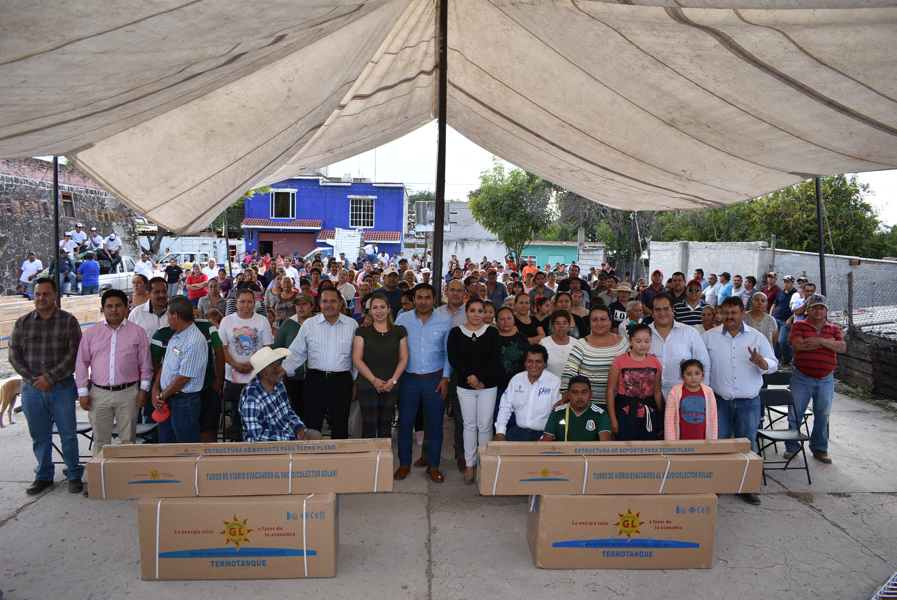 El Alcalde Pedro Escobedo entrega calentadores solares a familias de Los Álvarez.