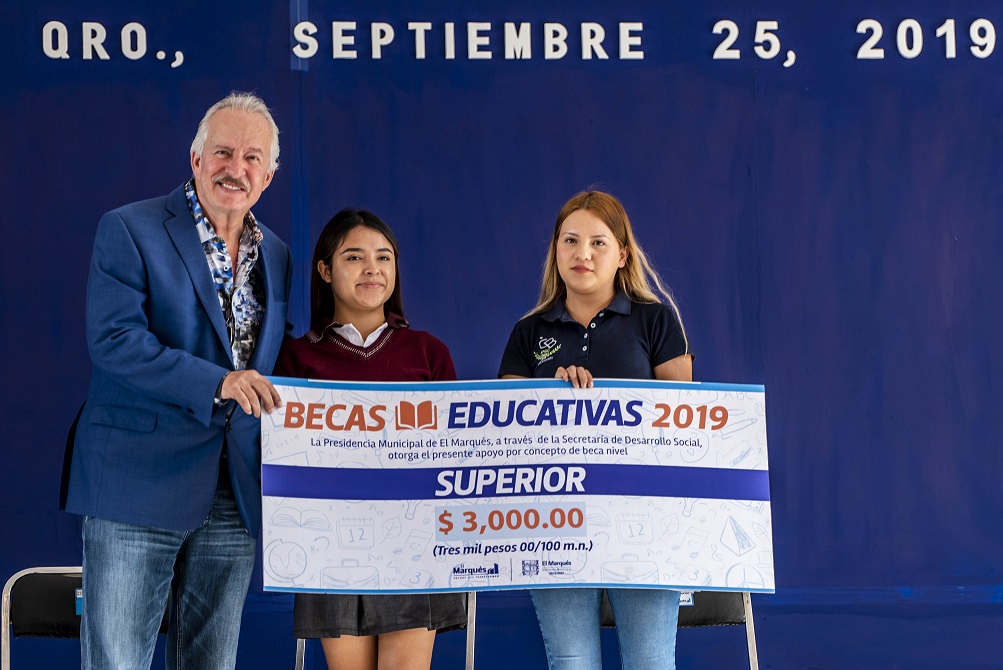 Enrique Vega entrega becas educativas en El Marqués.