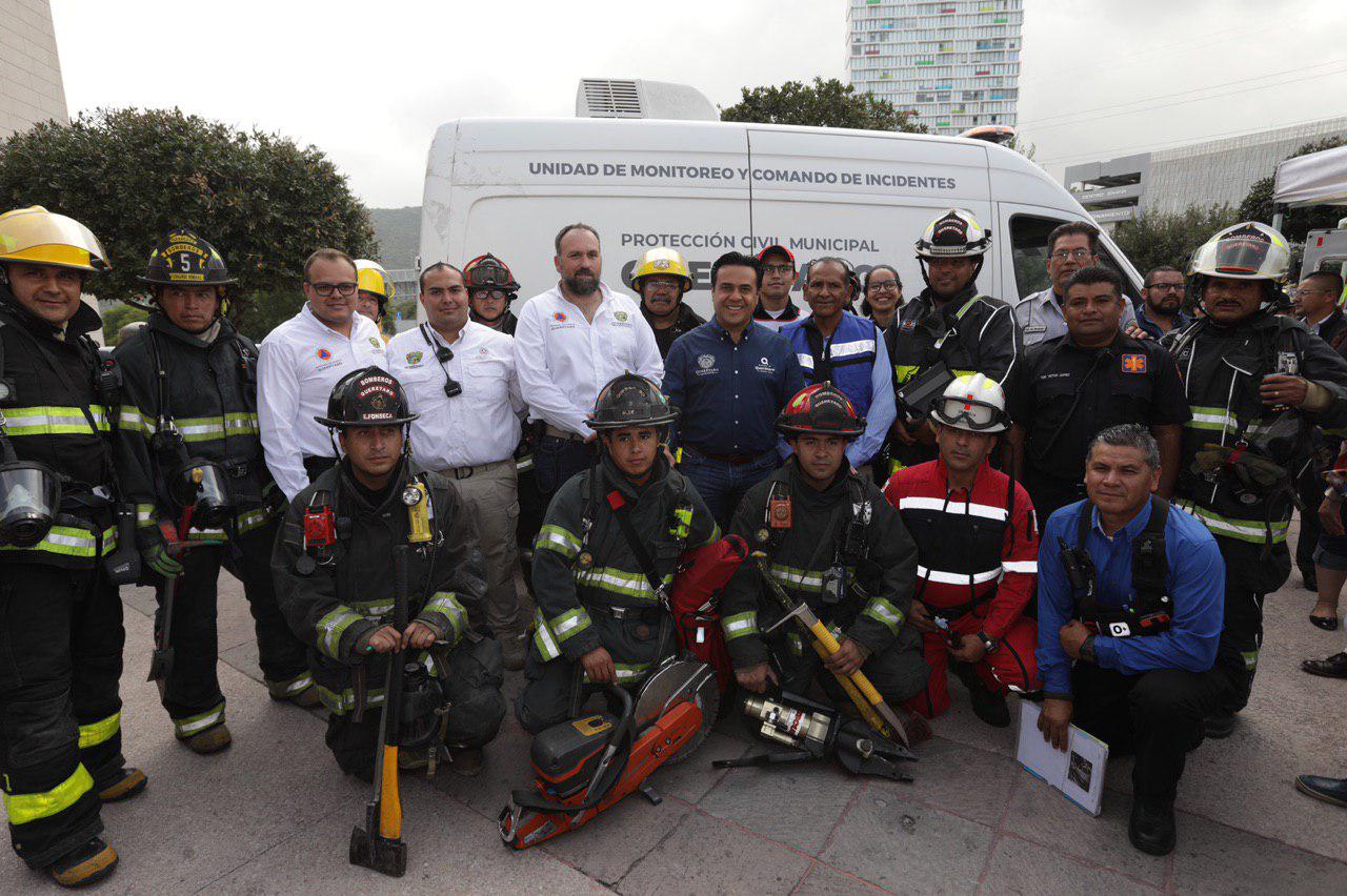 Realizan simulacro de sismo en el Centro Cívico de Querétaro Capital.