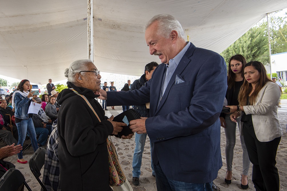 Enrique Vega Carriles entrega 153 aparatos auditivos en El Marqués.