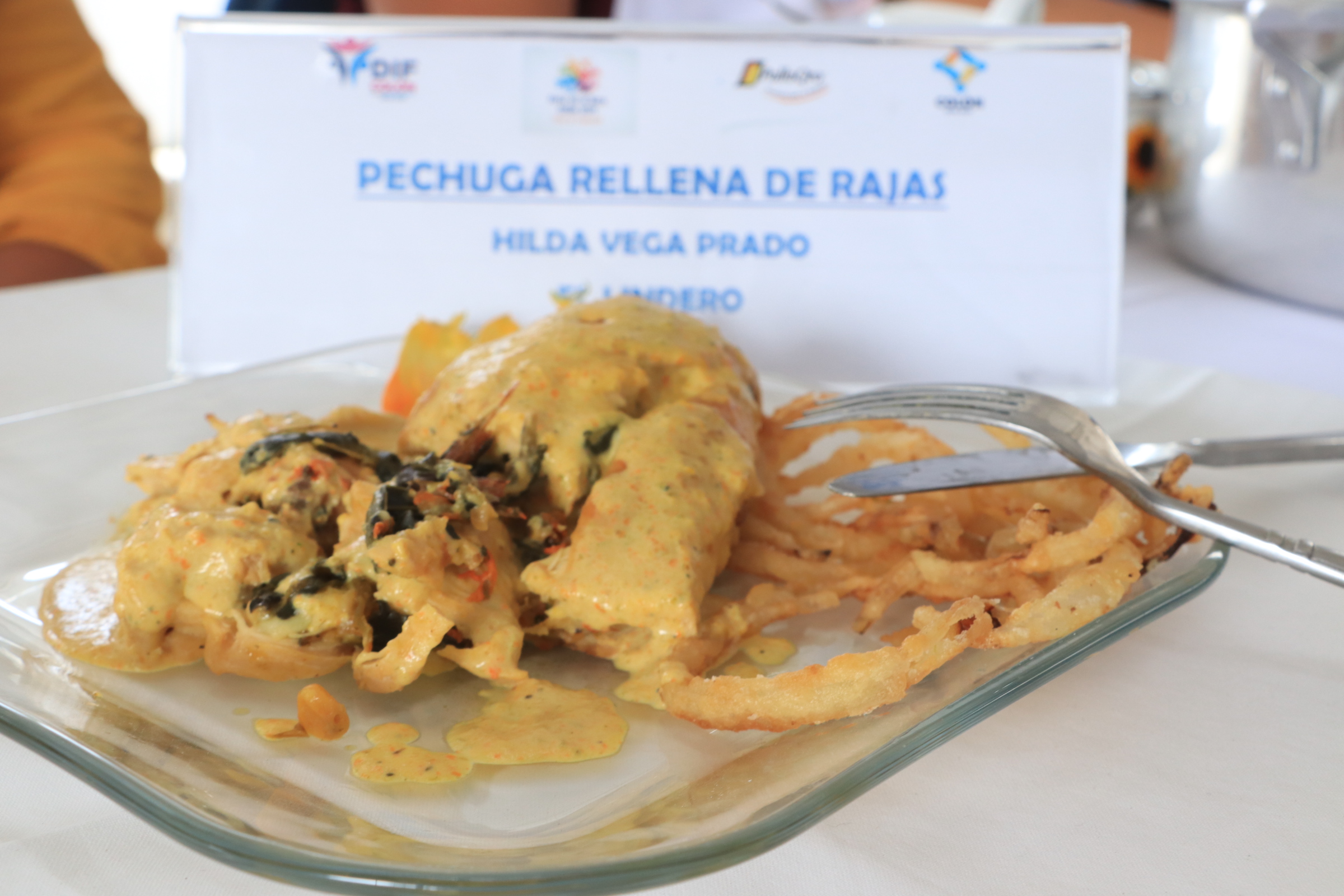 Más de treinta recetas tradicionales del Municipio de Colón compitieron por el primer lugar del concurso culinario del Día del Pollo,