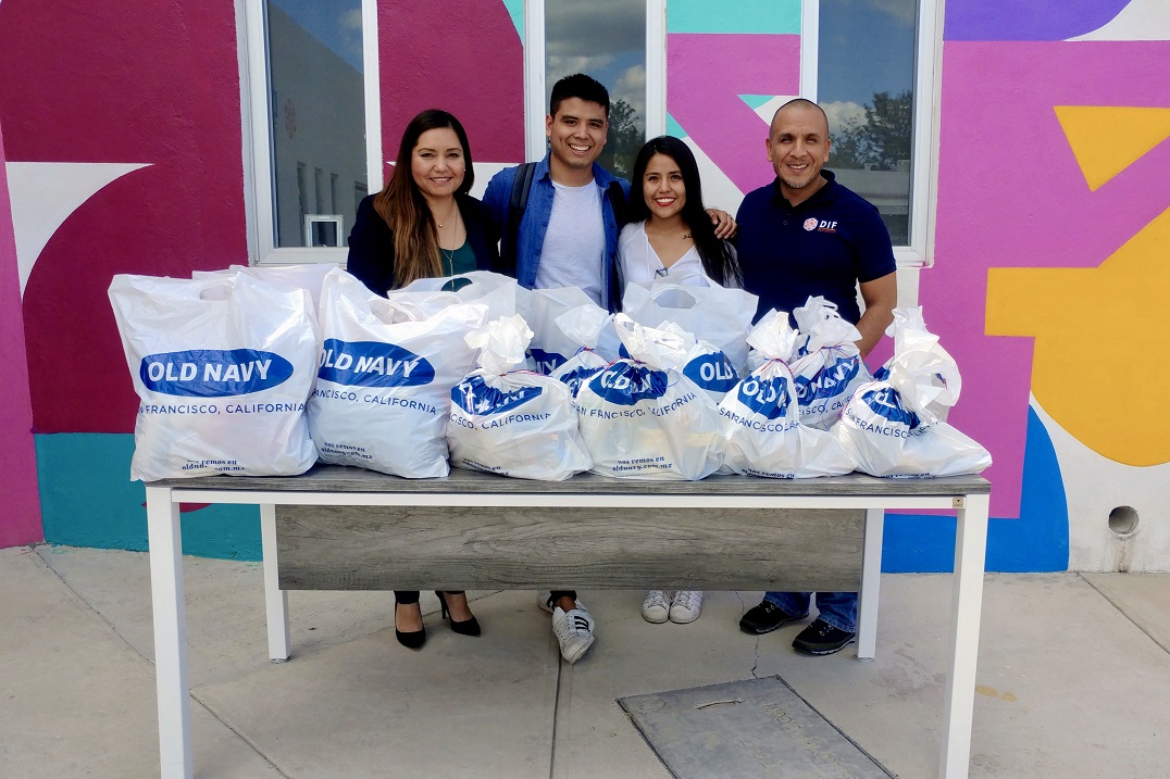 El DIF de El Marqués recibe donativo de la empresa Old Navy.