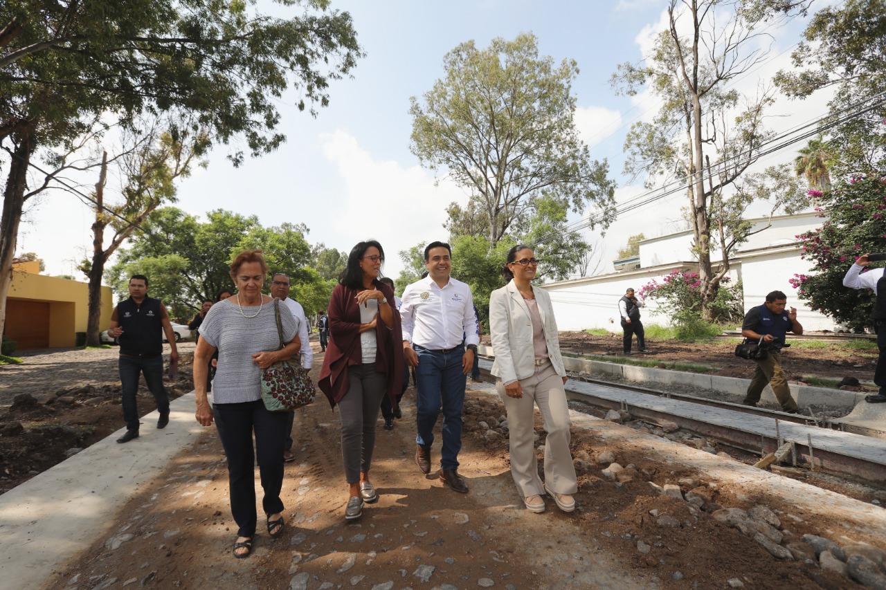 Luis Nava supervisa mejoramiento de vialidades en Fraccionamiento Jurica Campestre.