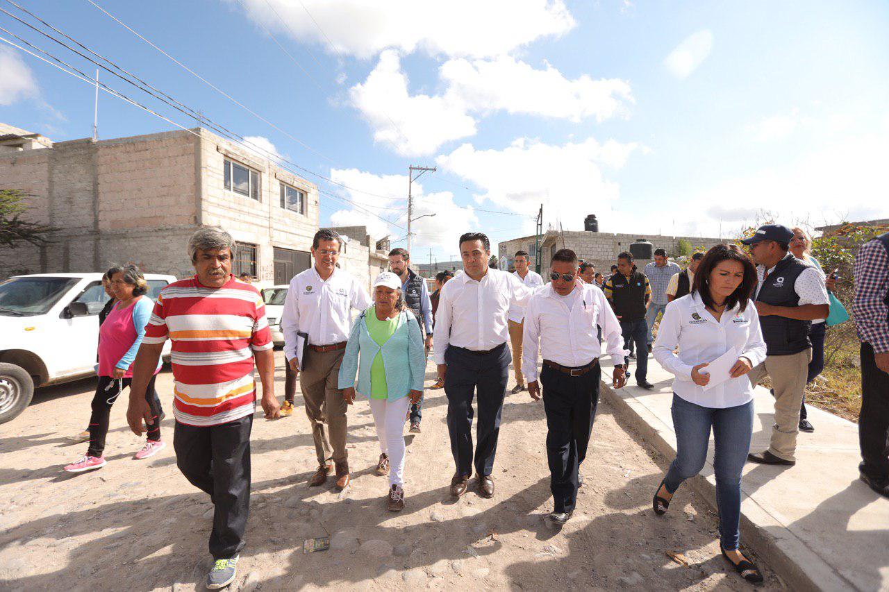 Supervisa Luis Nava urbanización de calles en la Colonia Real España.