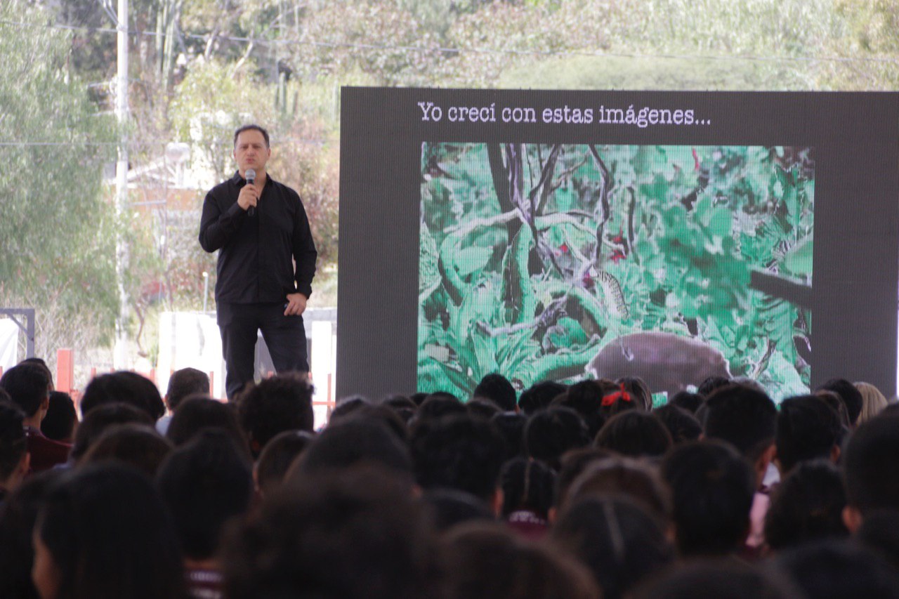 Hijo de Pablo Escobar rinde conferencia sobre drogas y violencia en Corregidora.