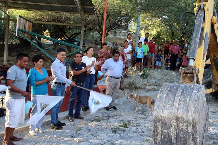 Juan Carlos Linares encabeza arranque de obra para urbanizar la Calle principal en La Colonia.