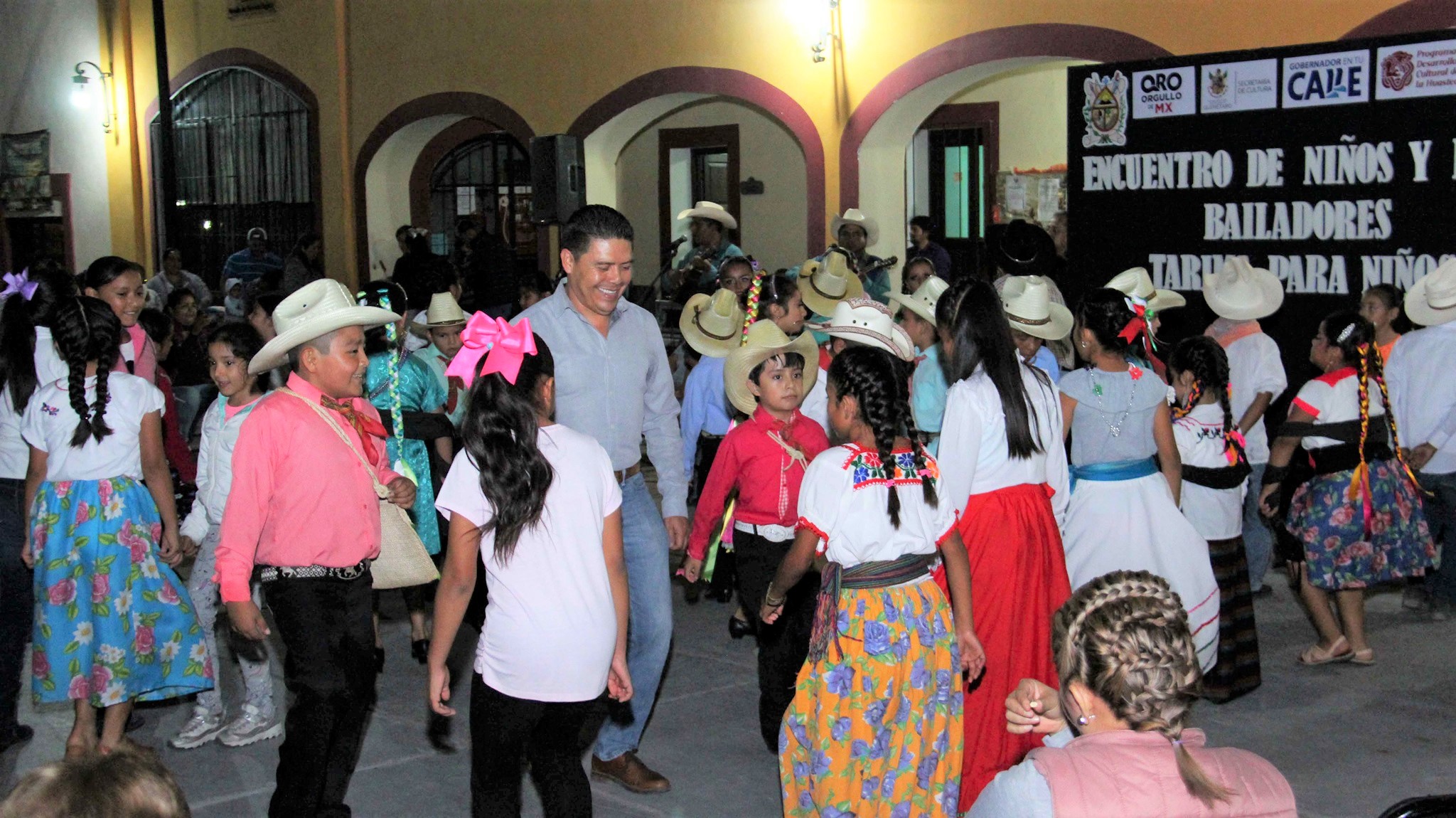 Niñas y niñas bailan al ritmo del huapango en Peñamiller.