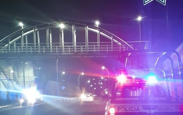 Policías de El Marqués evitan suicidio de un joven que intentó arrojarse de un puente. Foto: Especial.