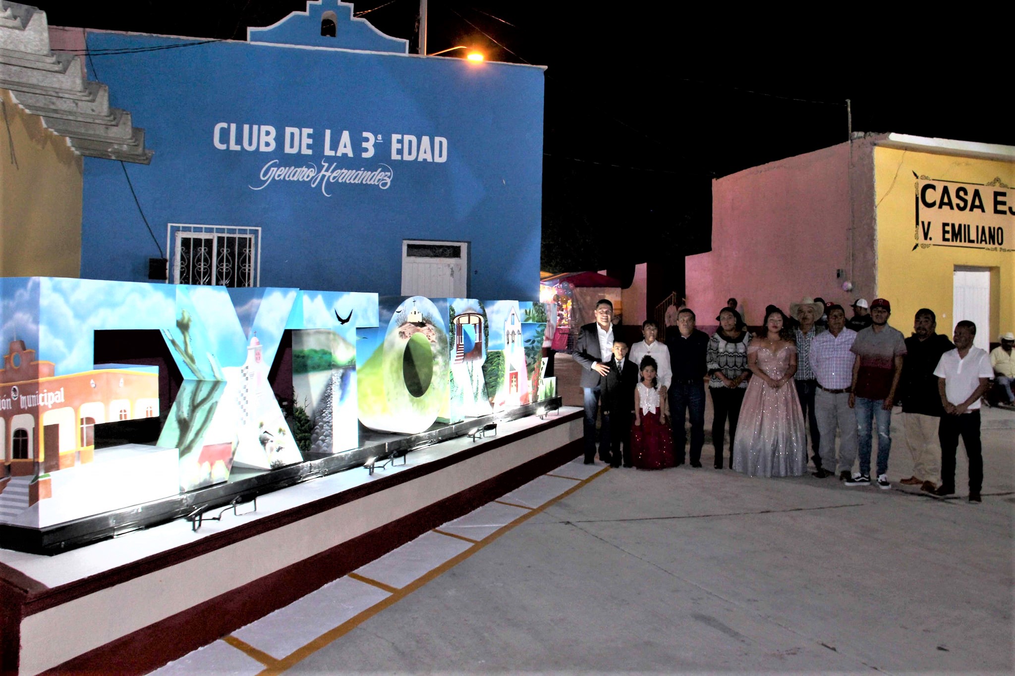 Juan Carlos Linares inaugura las letras gigantes de "Extoraz".