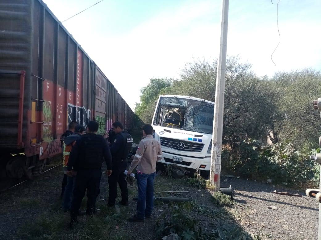 Autobús quiso ganarle al paso al tren en El Marqués. Foto: Facebook/Seguridad El Marqués.