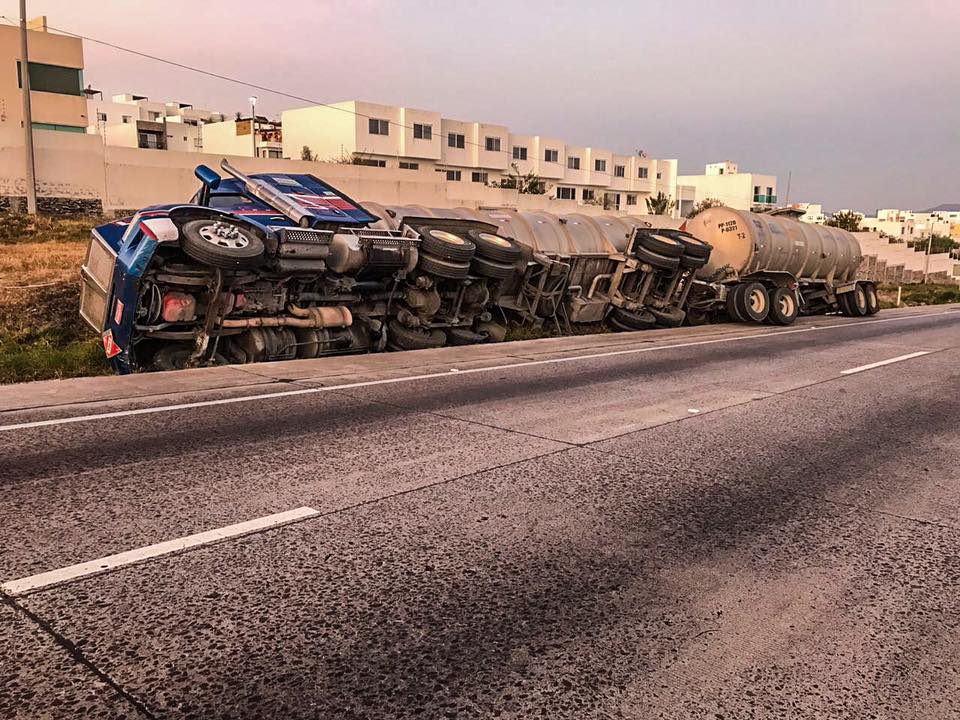 Un auto tanque cargado con turbosina vuelca cerca de Zibatá en El Marqués.