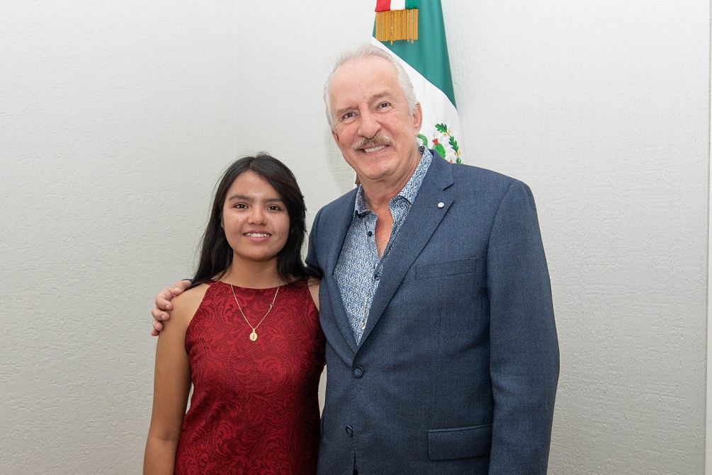 Enrique Vega Carriles recibe a ganadora del Premio Nacional de la Juventud.