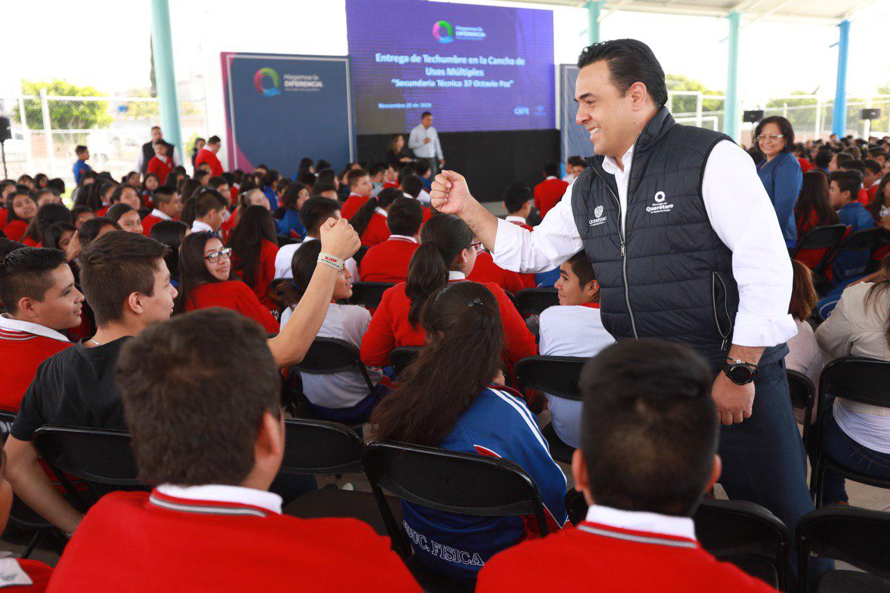 Luis Nava entrega arco techo en Secundaria Técnica de San Pedro Mártir