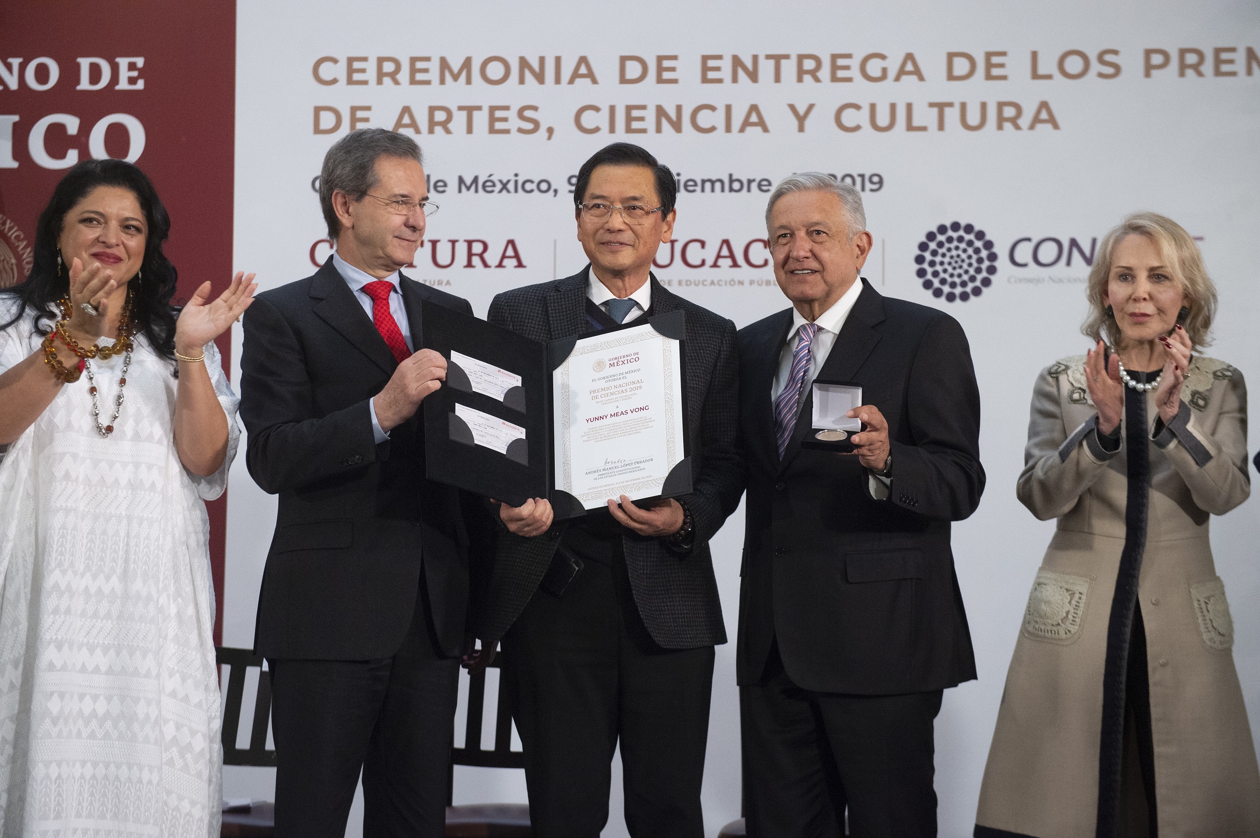 AMLO entrega Premio Nacional de la Ciencia a científico queretano.