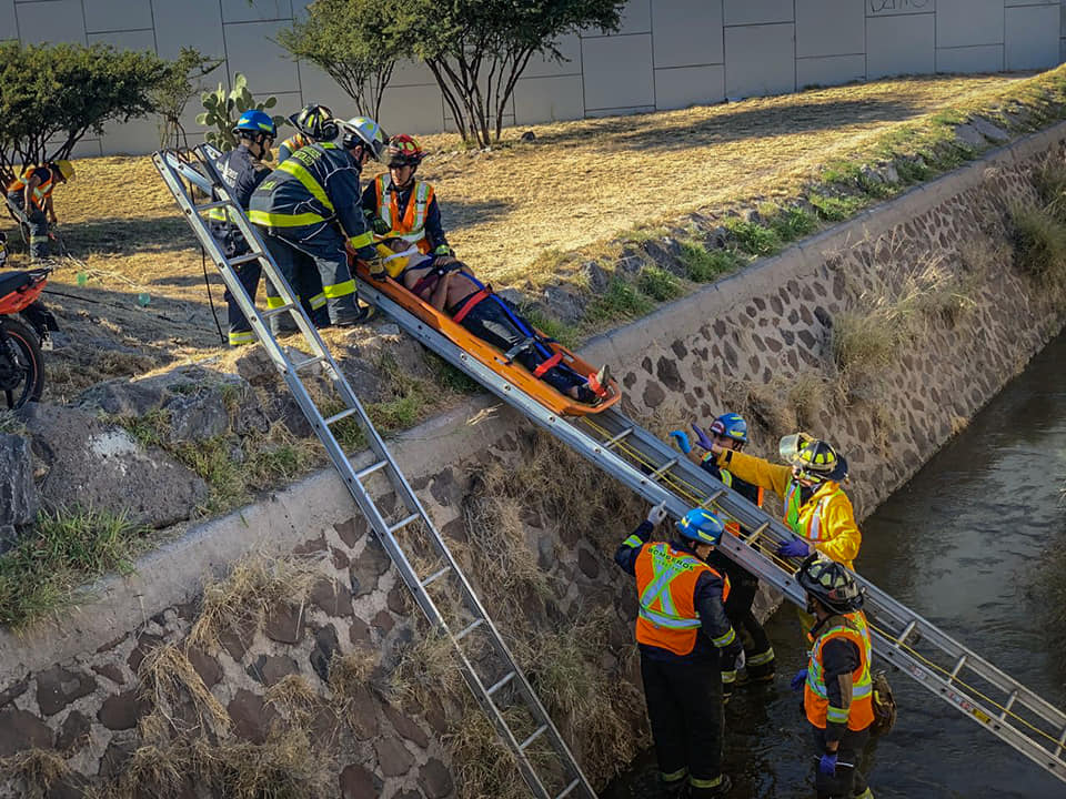 Un joven cae con su moto a un canal en Querétaro Capital.