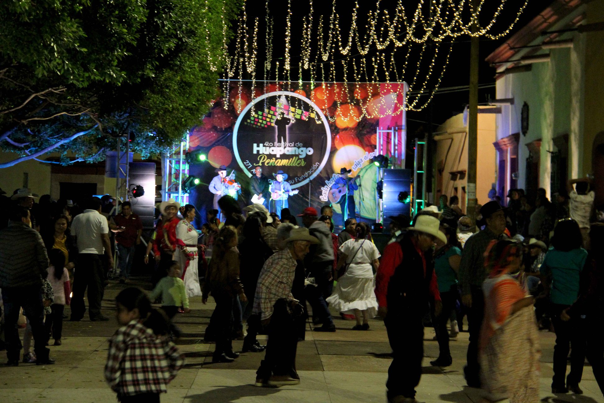 Festejan el 271 aniversario de Peñamiller bailando huapango hasta el amanecer.