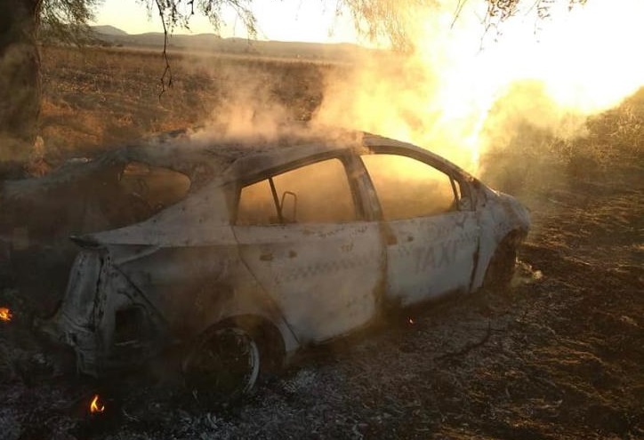 Arde un Eqrotaxi en El Marqués. Foto: Facebook.