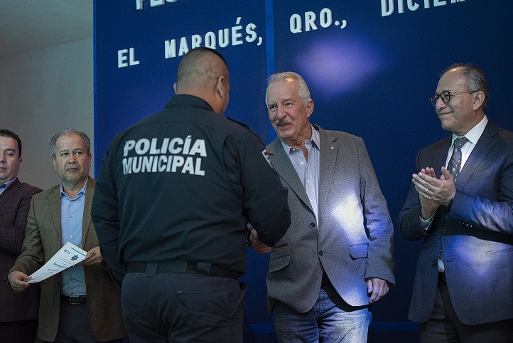 Enrique Vega Carriles reconoce a Policías de El Marqués.