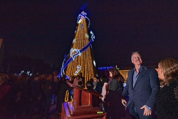 Enrique Vega Carriles encabeza en el encendido del Árbol de la Navidad en el Marqués.