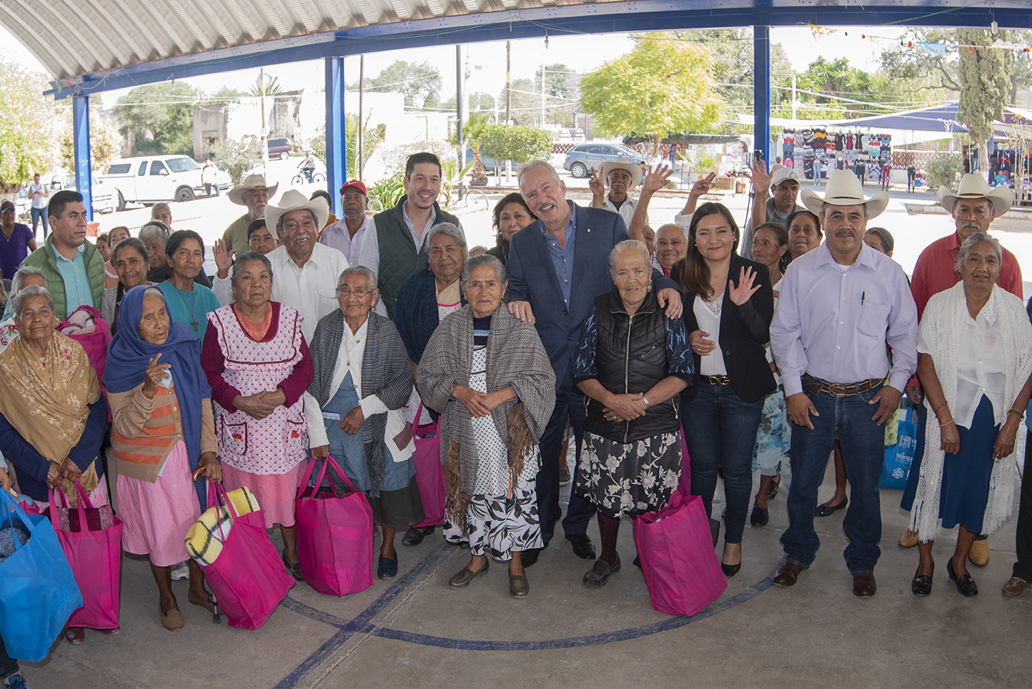 El Presidente Municipal de El Marqués, Enrique Vega Carriles, encabezó la entrega de cobijas a los adultos mayores de la demarcación.