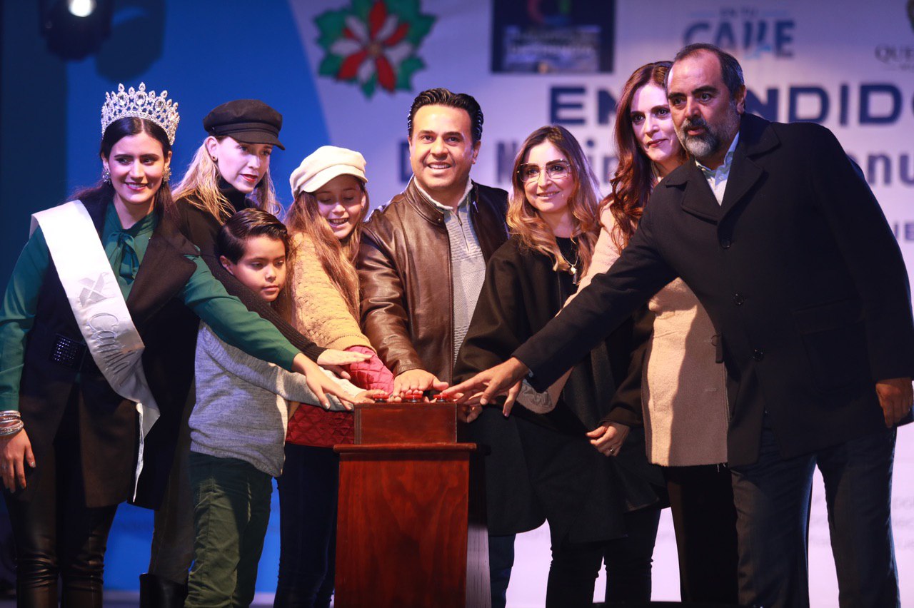 Luis Nava realiza el encendido del nacimiento monumental en Querétaro Capital.