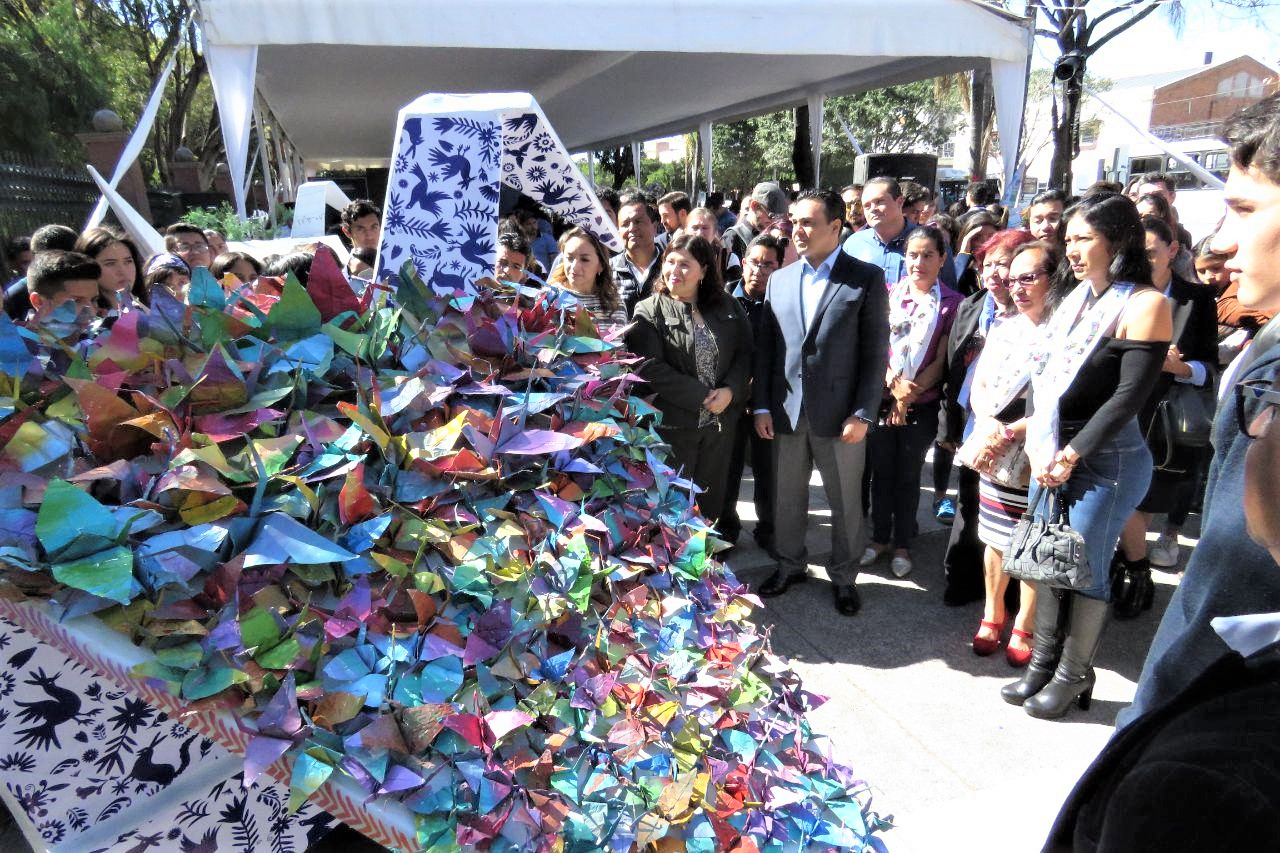 Luis Nava inaugura exposición de "Grullas de la Paz" en la Alameda Hidalgo.