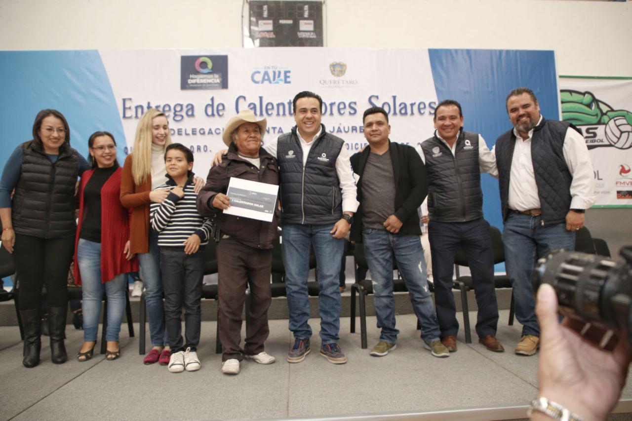 El Alcalde Luis Nava entrega 500 calentadores solares a familias de Santa Rosa Jáuregui.