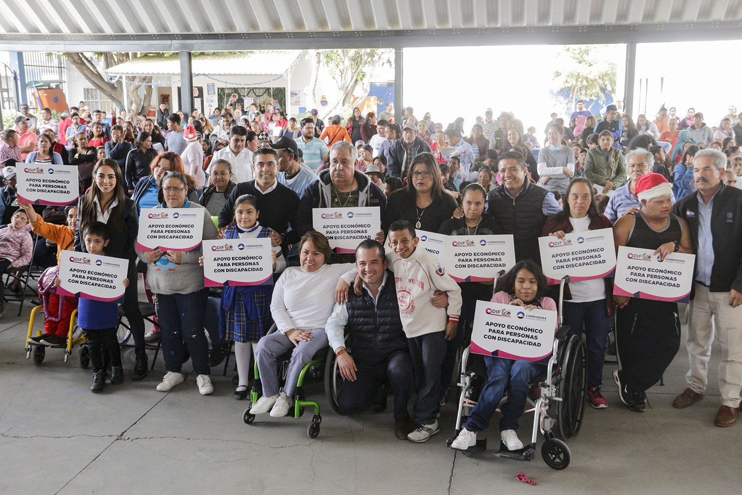 Roberto Sosa entrega 600 apoyos económicos a personas con discapacidad en Corregidora.