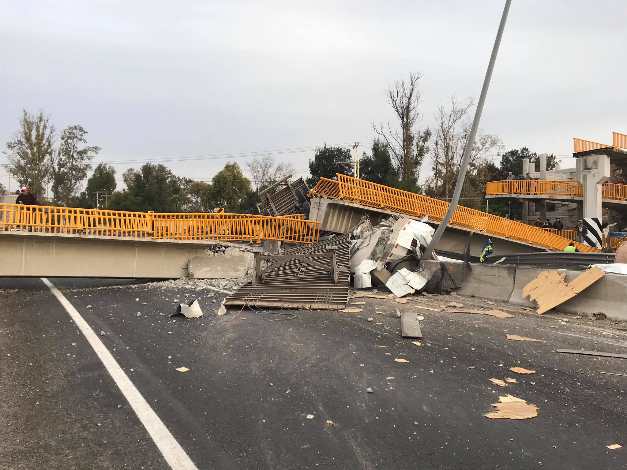 Tráiler choca contra puente peatonal y lo derriba en Apaseo el Alto. Foto: Facebook, Noticias Apaseo el Alto.