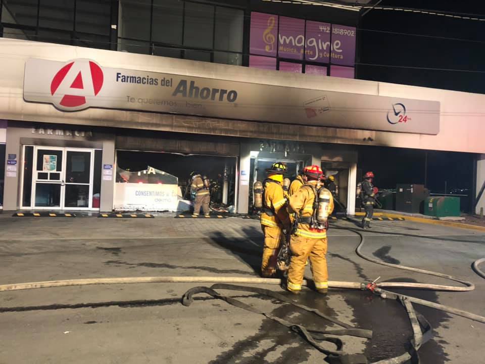 Se incendia Farmacia del Ahorro en Corregidora.Foto: Facebook PC Corregidora.