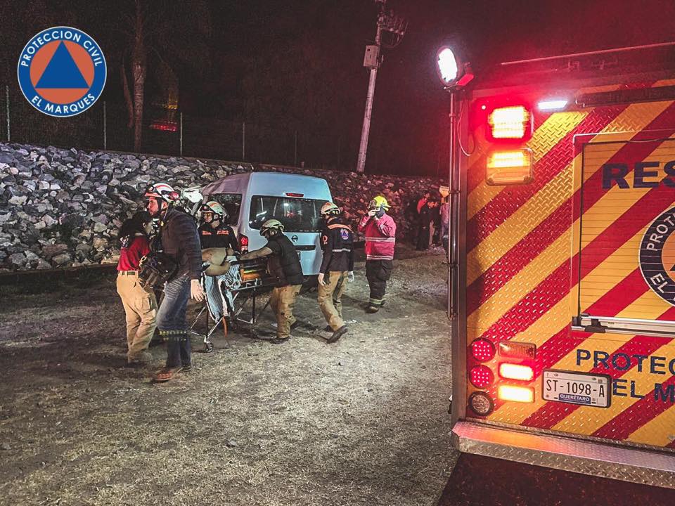 Choca camioneta de pasajeros y torton en El Marqués; saldo: 6 heridos.