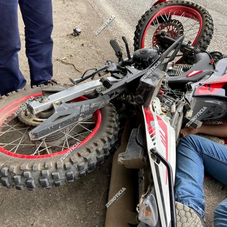 Joven de Corregidora pierde la vida al impactar su moto contra un autobús. Foto: Facebook, ZuNoticia.