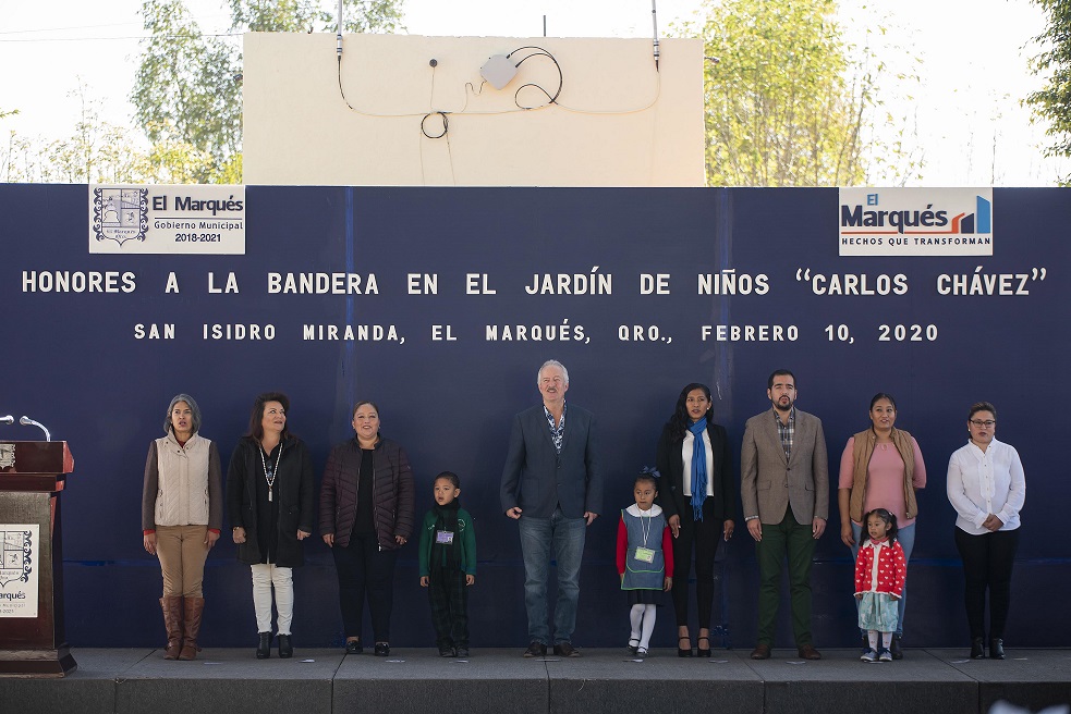 Enrique Vega se compromete a continuar apoyando la educación.