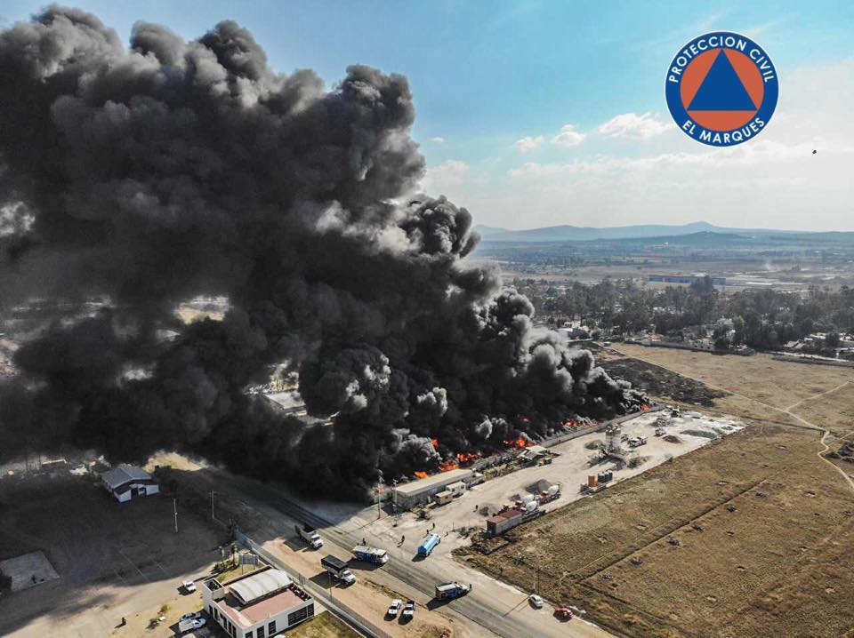 Incendio acaba con Planta Tratadora de Plásticos en El Marqués.