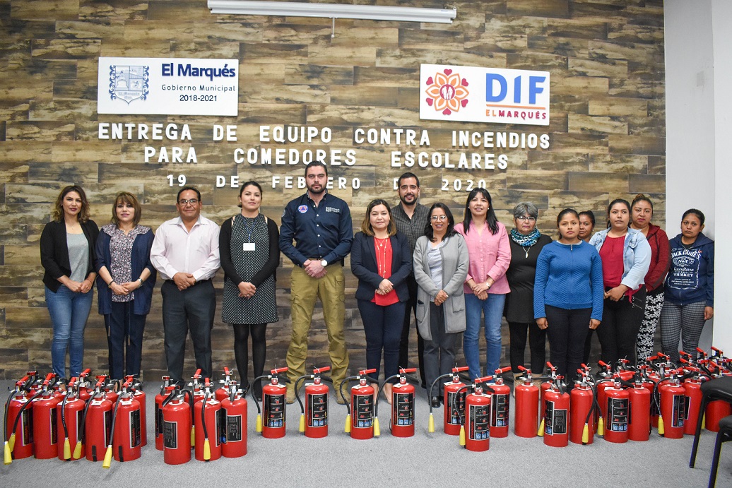 Regidores de El Marqués donan 50 extintores para aulas cocina.