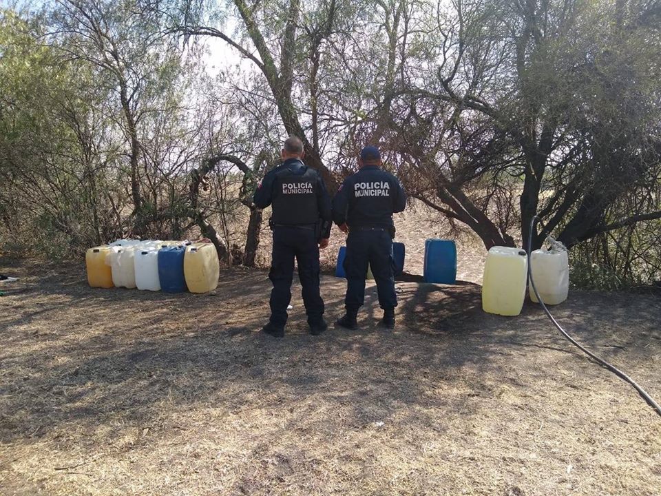 Aseguran 430 litros de combustible robado en Pedro Escobedo.