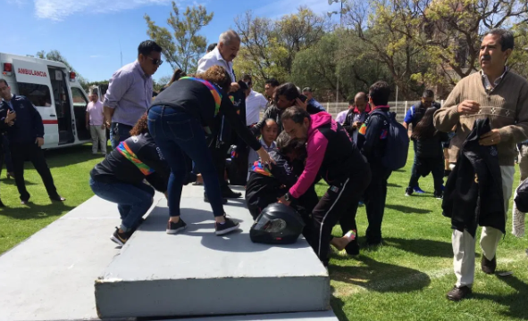 Colapsa estrado; esposa del Gobernador de Querétaro resulta lesionada. Foto: AlertaQro