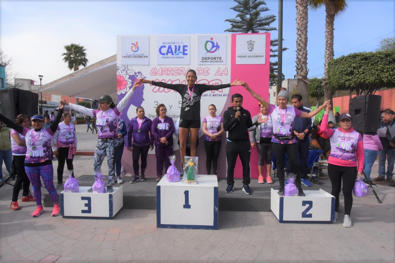 Más de 300 mujeres participan en la Carrera "La Igualdad es Nuestra Meta" en Pedro Escobedo.