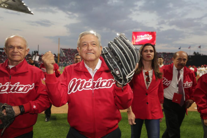 En medio de la pandemia por COVID-19, AMLO compra estadio de béisbol por 511 millones de pesos. Foto: Internet.