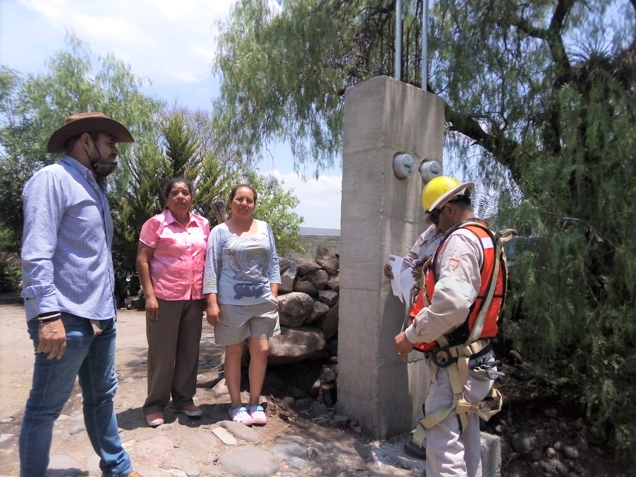 El Marqués regulariza el servicio de energía eléctrica en Presa del Carmen.