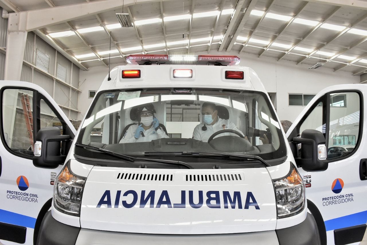 Roberto Sosa entrega nueva ambulancia a Protección Civil Municipal de Corregidora.