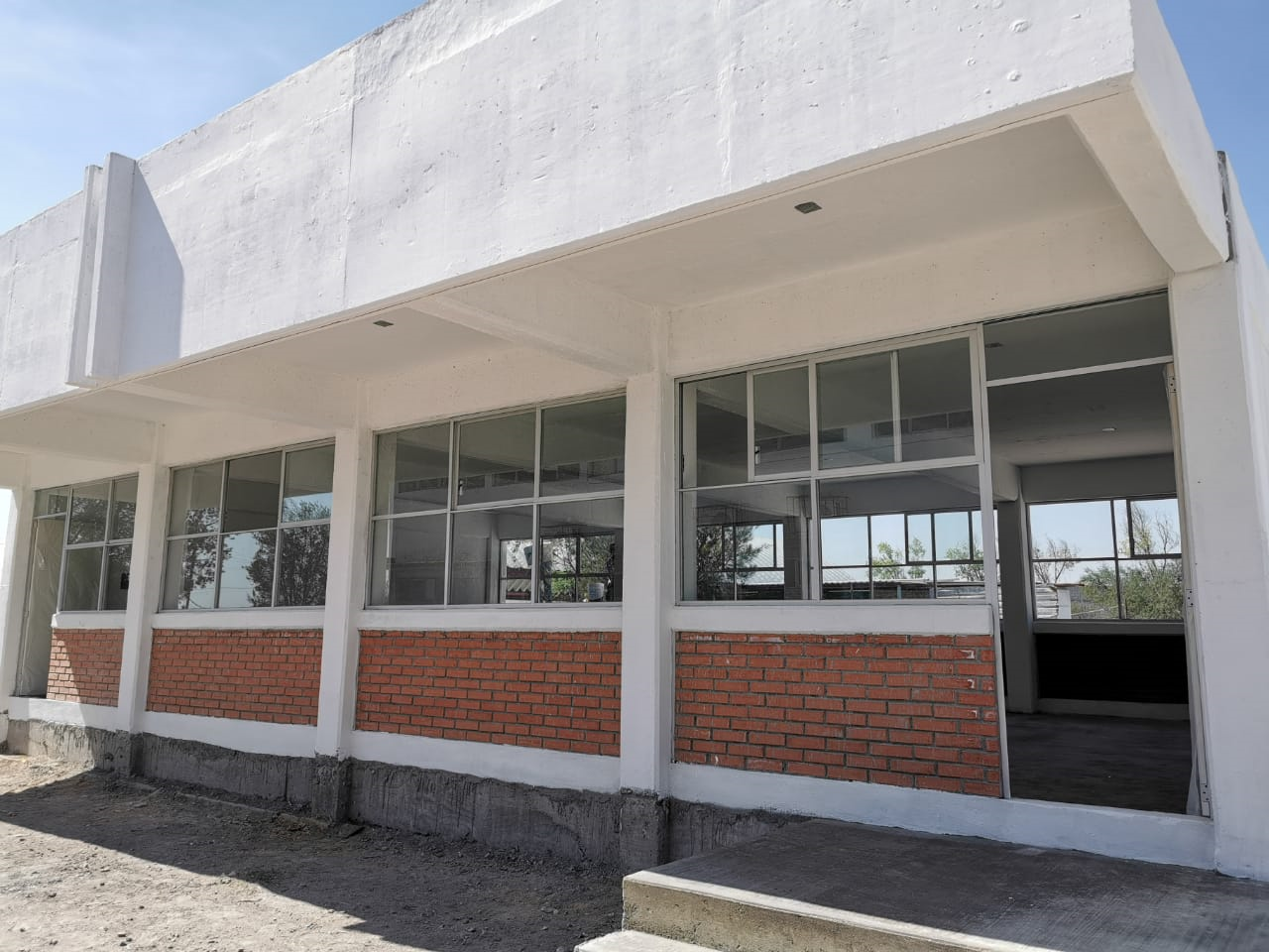 Amarildo Bárcenas entrega aula de usos múltiples en el CBTA 256 de Pedro Escobedo