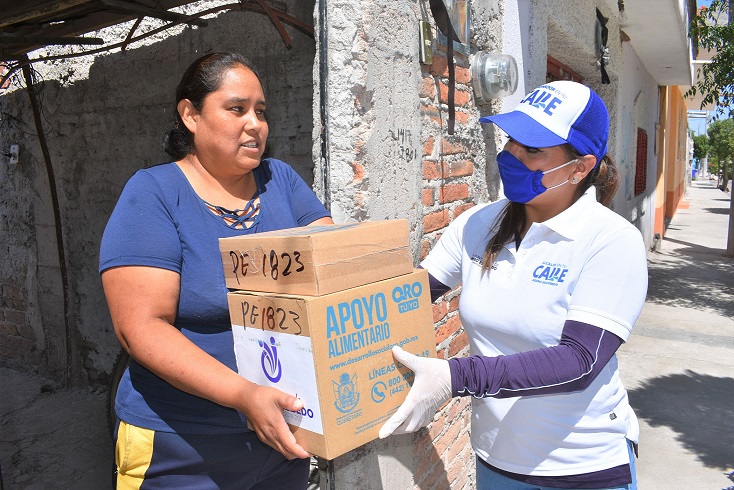 Autoridades de Pedro Escobedo entrega apoyos alimentarios y kits de higiene en El Sauz Alto y Bajo.