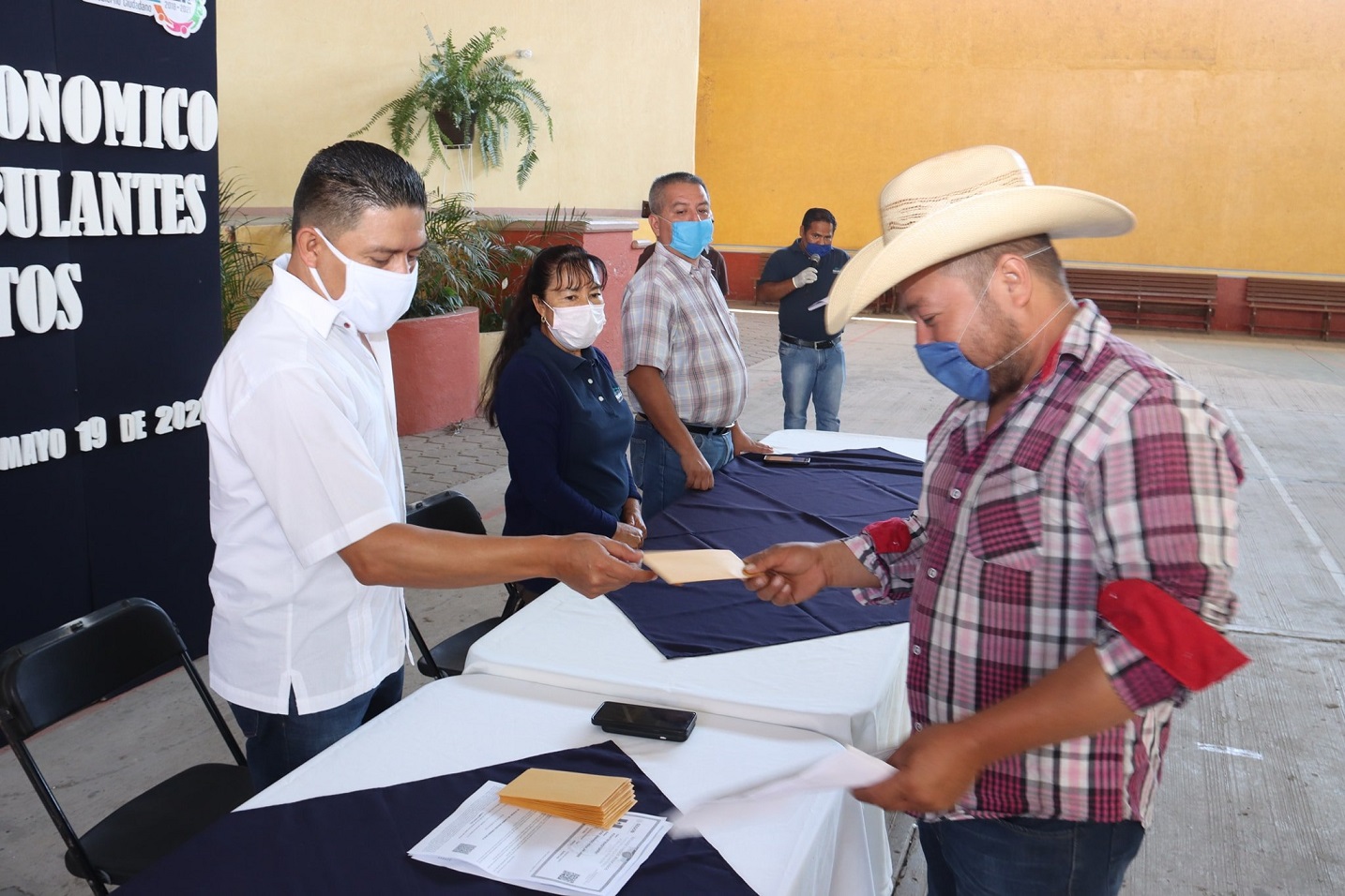 El Alcalde Juan Carlos Linares entrega apoyos económicos a comerciantes de Peñamiller