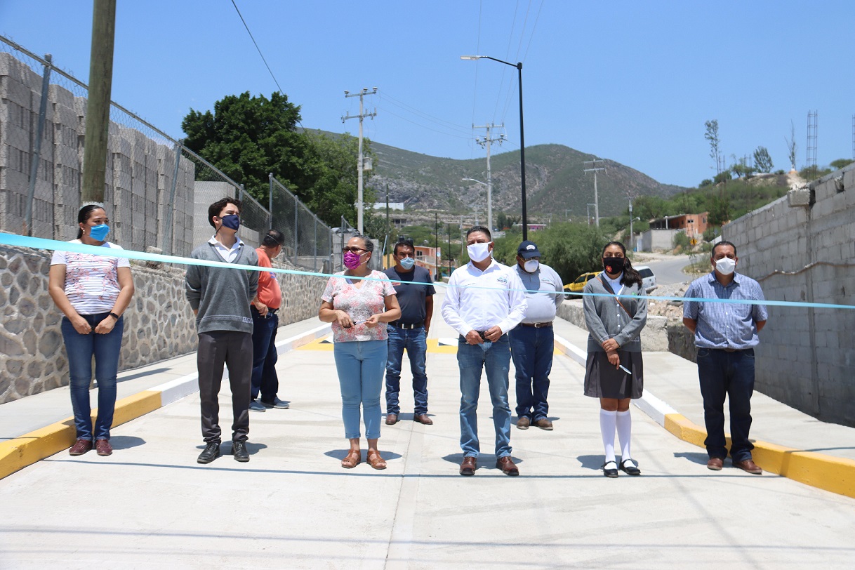 El Alcalde de Peñamiller entrega urbanización de calle de acceso al CECyTEQ