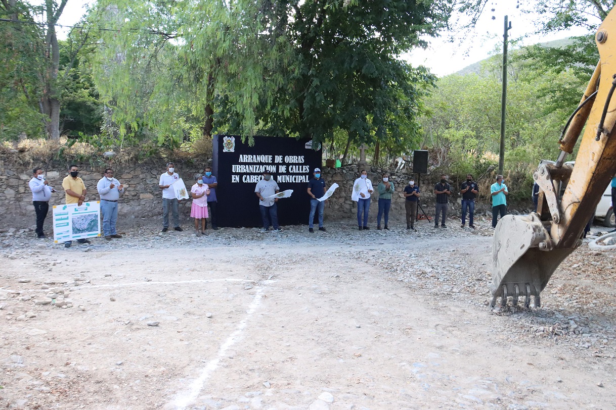 Juan Carlos Linares arranca 6 importantes obras de urbanización de calles en la Cabecera Municipal.