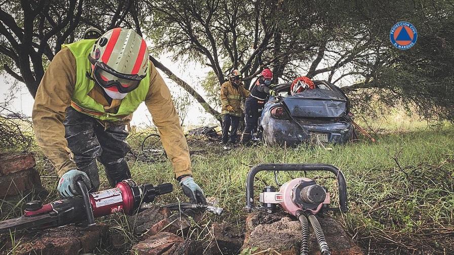 Automóvil se impacta contra un árbol en Santa María Ticomán, El Marqués. Foto: PC El Marqués.