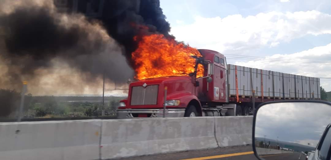 Celaya arde. Sujetos incendian vehículos, camiones y negocios.